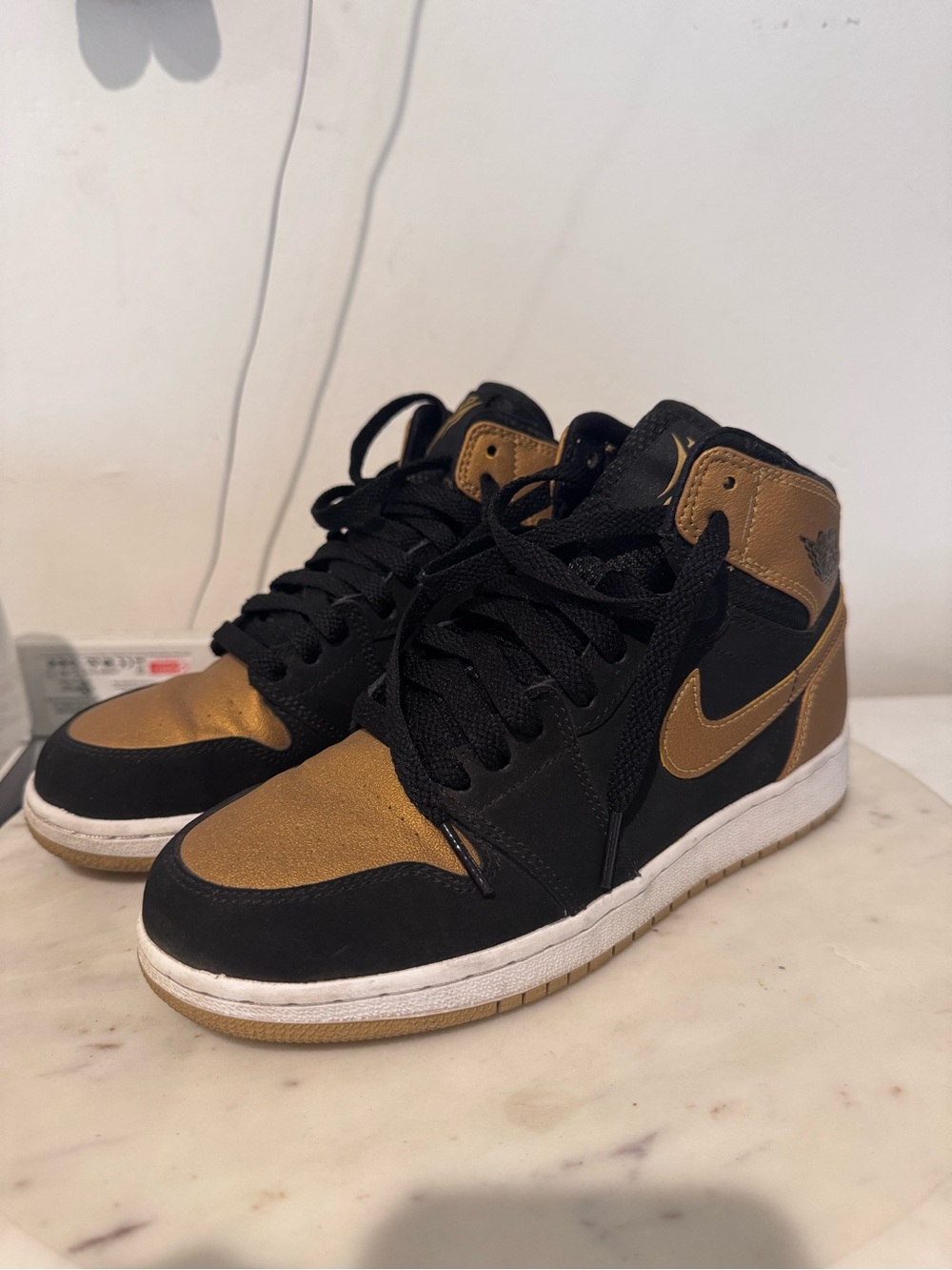 Jordan Retro 1 Black & Gold size 4Y